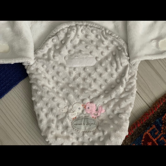 Blankets and Beyond Swaddle Blanket. Size 0-3 m - Picture 6 of 8
